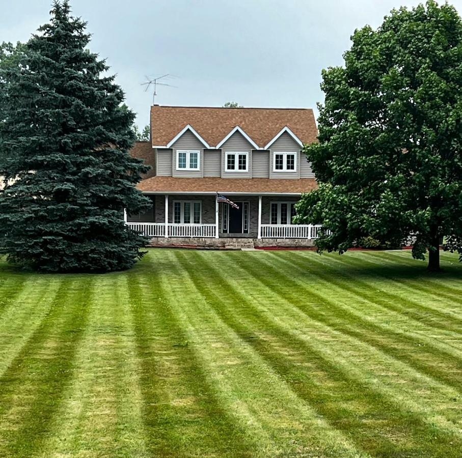 Вилла House On Grass Runway With Fly-In/Fly-Out Access Tecumseh Экстерьер фото